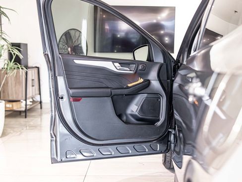 Used 2025 Ford Escape Platinum image 32