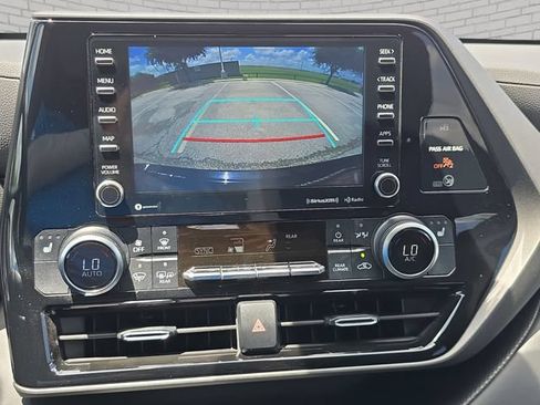 Used 2022 Toyota Highlander XLE FWD image 24