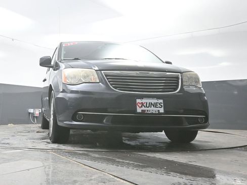 Used 2013 Chrysler Town & Country Touring image 50
