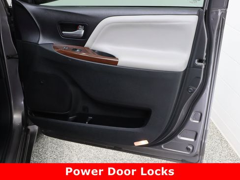 Used 2015 Toyota Sienna Limited Premium image 42