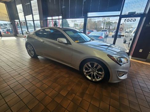 Used 2013 Hyundai Genesis 3.8 image 2
