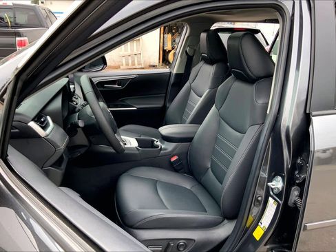 Used 2023 Toyota RAV4 XLE Premium image 7