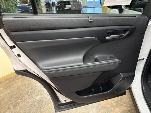 Used 2022 Toyota Highlander XLE image 24