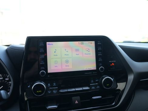 Used 2020 Toyota Highlander XLE image 26