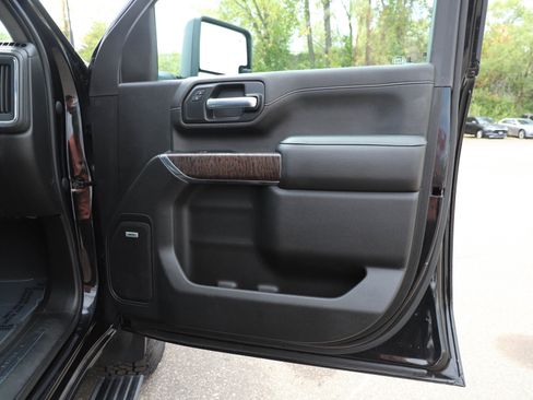 Used 2023 GMC Sierra 2500 Denali w/ Denali Black Diamond Edition AWD/4WD image 9