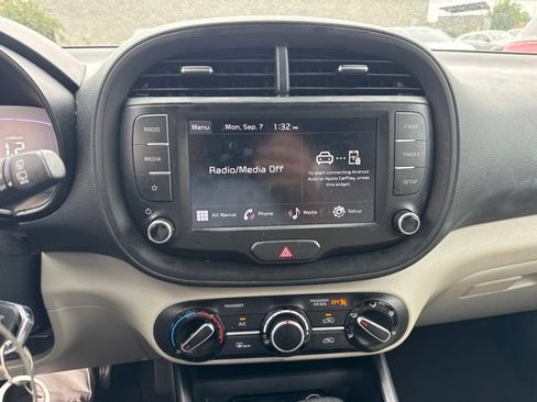 Used 2023 Kia Soul LX w/ LX Technology Package FWD image 11