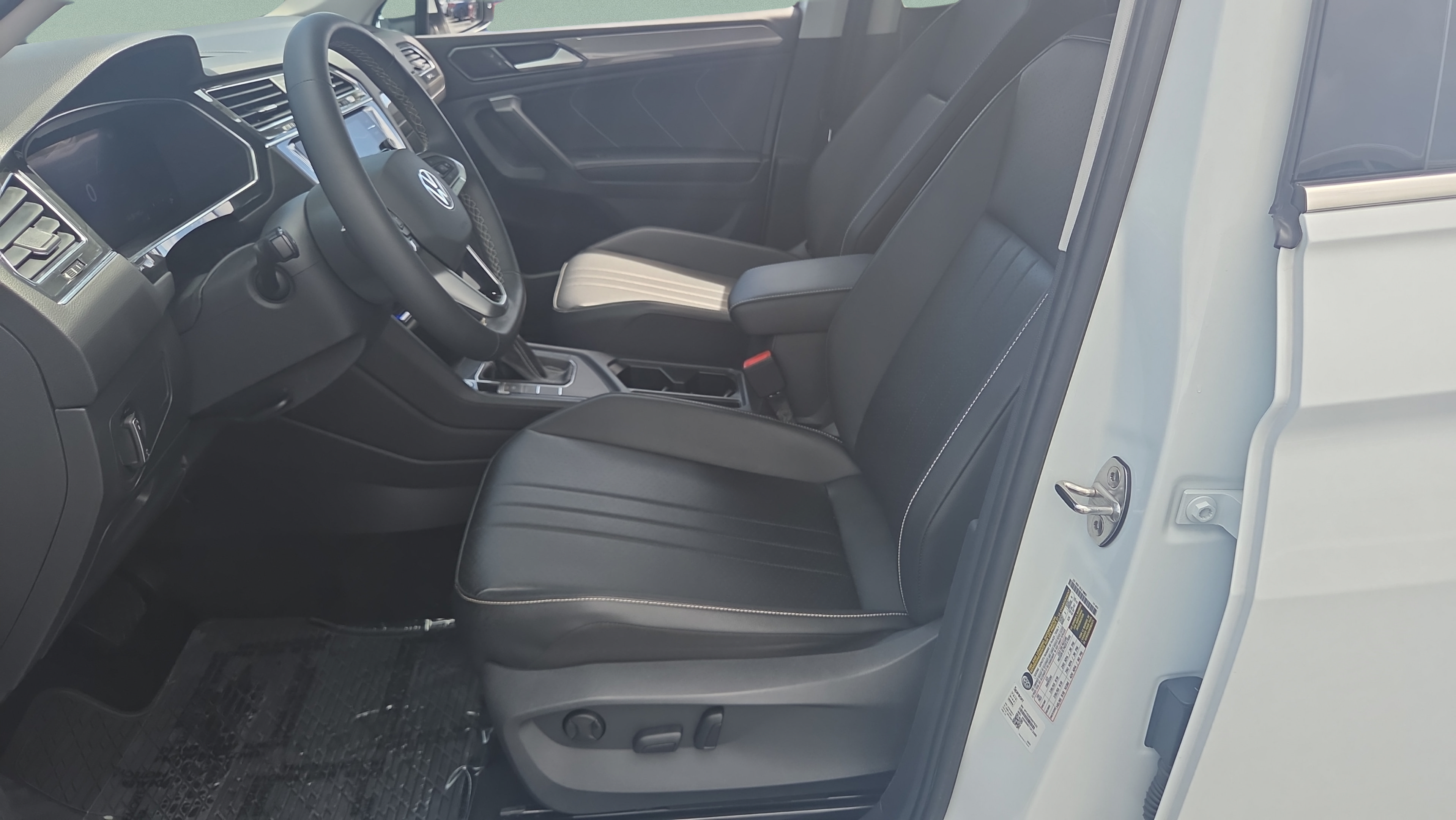 Used 2022 Volkswagen Tiguan SE FWD image 9