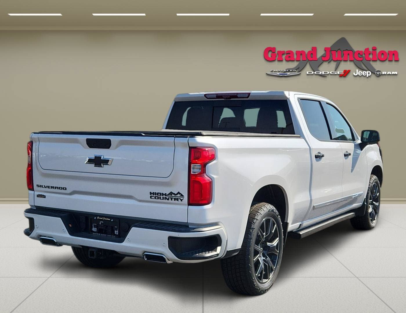 Used 2023 Chevrolet Silverado 1500 High Country w/ Technology Package AWD/4WD image 4