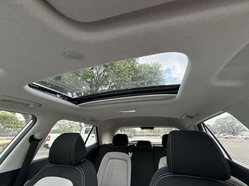 Used 2024 Hyundai Venue SEL FWD image 17