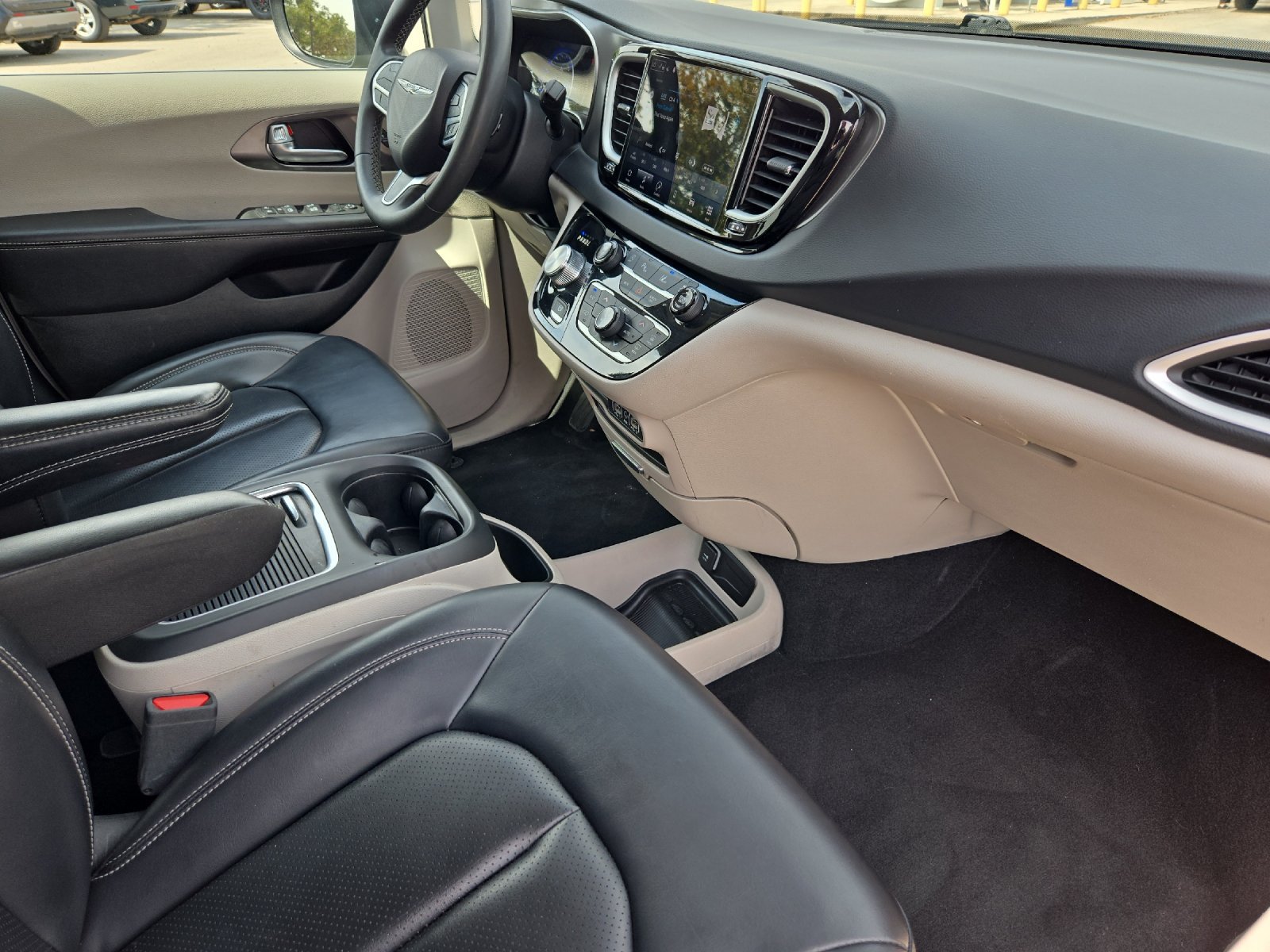 Used 2023 Chrysler Pacifica Touring-L FWD image 16
