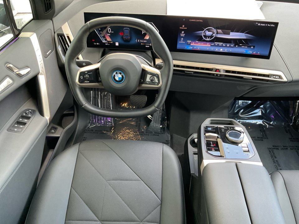 Used 2024 BMW iX xDrive50 w/ Premium Package AWD/4WD image 33