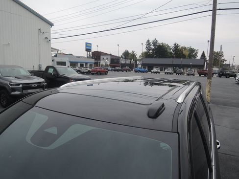 Used 2025 Chevrolet Suburban High Country AWD/4WD image 5
