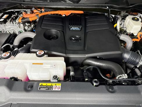 Used 2024 Toyota Tundra Platinum AWD/4WD image 34