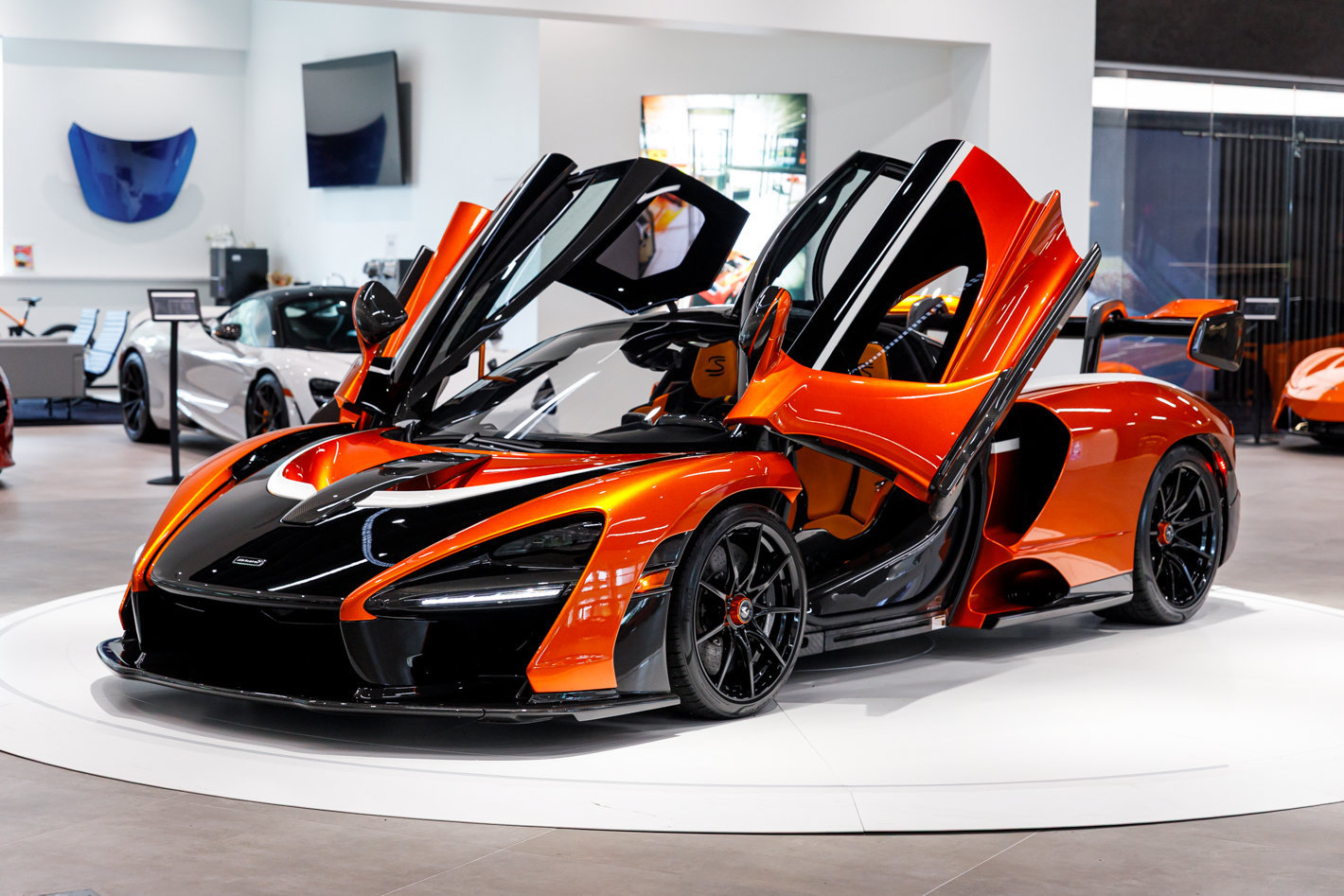 Used 2019 McLaren Senna RWD image 38