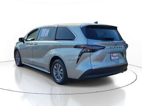 Used 2025 Toyota Sienna LE FWD image 3