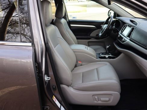 Used 2019 Toyota Highlander XLE image 25