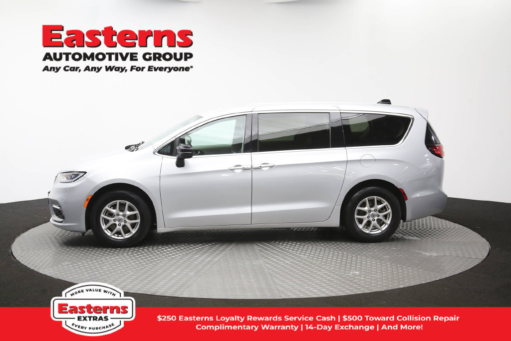 Used 2024 Chrysler Pacifica Touring-L FWD image 59
