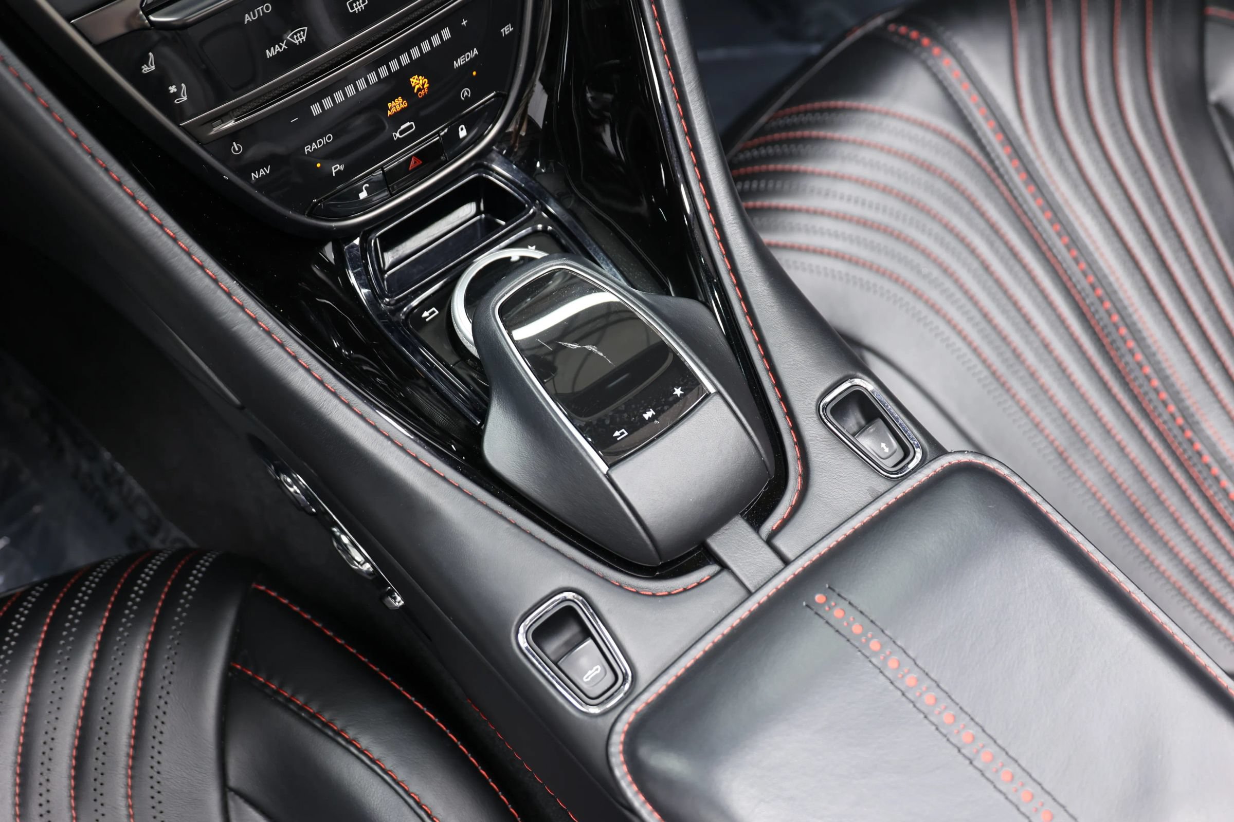 Used 2019 Aston Martin DB11 Volante RWD image 45