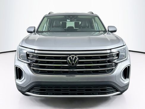 Used 2025 Volkswagen Atlas SE FWD image 2