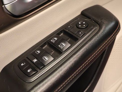 Used 2019 Chrysler Pacifica Touring-L image 10