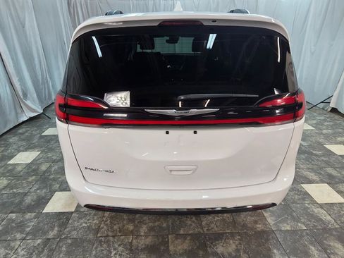 Used 2022 Chrysler Pacifica Touring-L FWD image 4