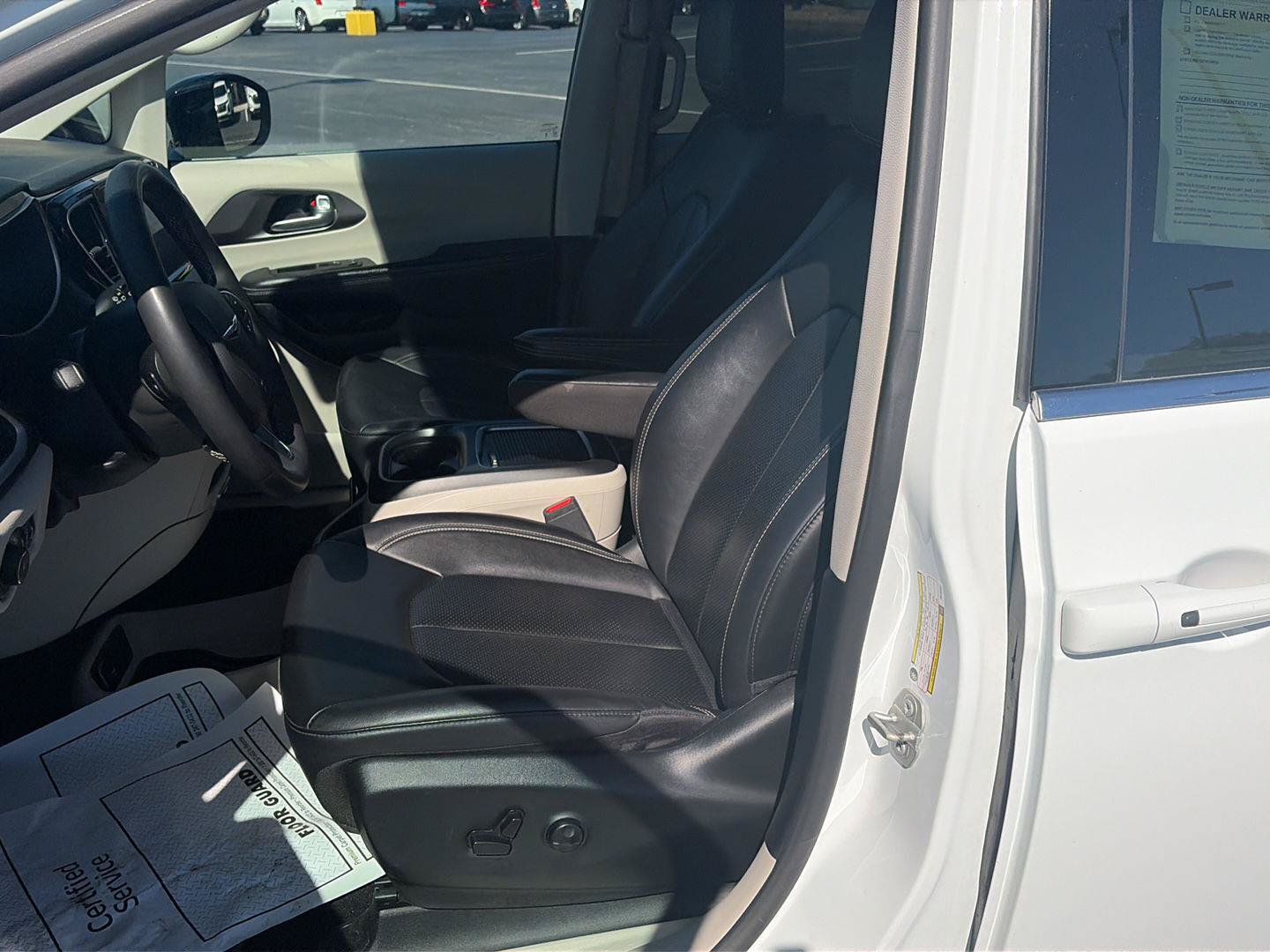 Used 2024 Chrysler Pacifica Touring-L FWD image 11