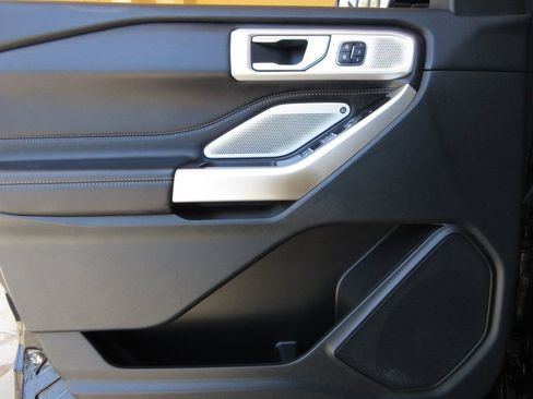 Certified 2023 Ford Explorer Limited w/ Limited Technology Package RWD image 9