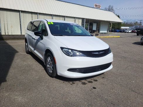 Used 2024 Chrysler Voyager LX FWD image 5