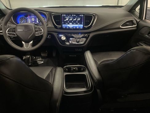 Used 2025 Chrysler Pacifica Select FWD image 13