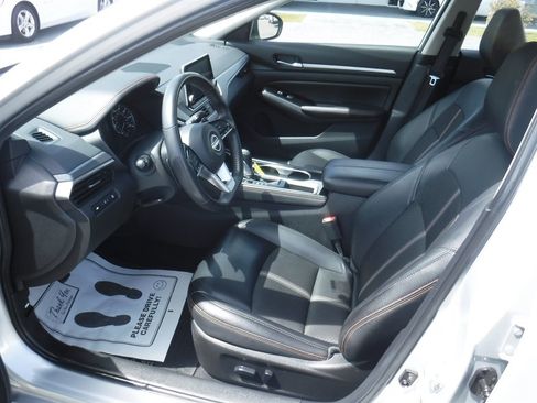 Used 2024 Nissan Altima 2.5 SR FWD image 9