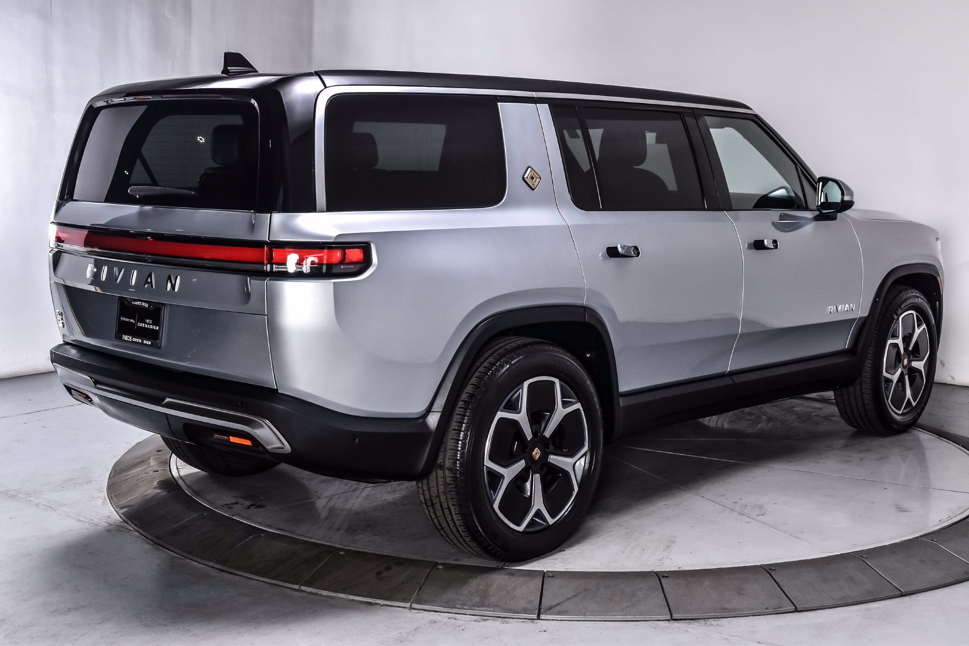 Used 2024 Rivian R1S Adventure Dual AWD/4WD image 6