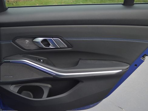 Used 2019 BMW 330i Sedan w/ M Sport Package image 31