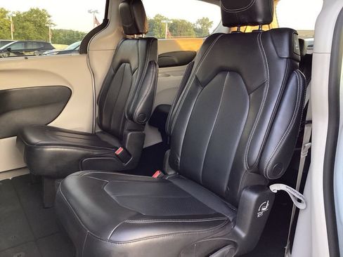 Used 2023 Chrysler Pacifica Touring-L FWD image 15