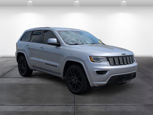 Used 2020 Jeep Grand Cherokee Altitude RWD image 2