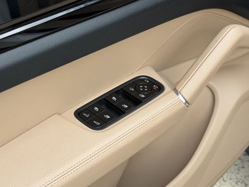 Used 2021 Porsche Cayenne AWD/4WD image 12