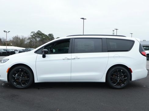 New 2026 Chrysler Pacifica Select w/ S Appearance Package image 9