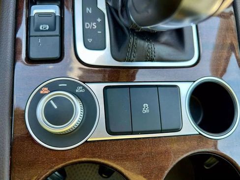 Used 2016 Volkswagen Touareg TDI image 25