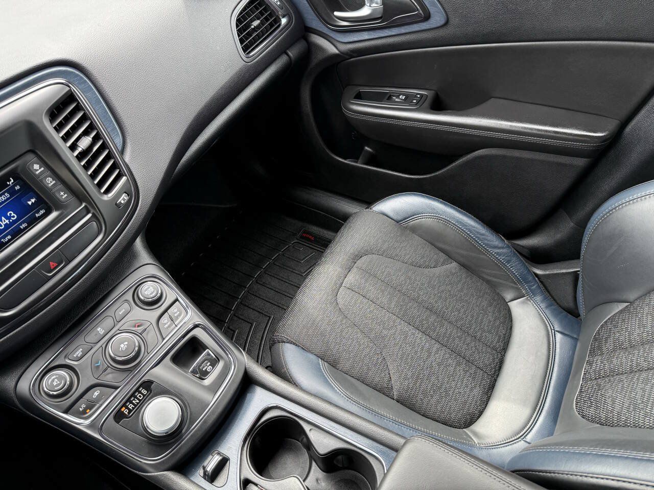 Used 2017 Chrysler 200 S FWD image 20