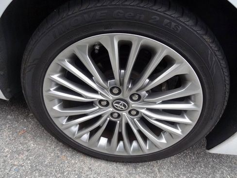 Used 2019 Toyota Avalon Limited image 9