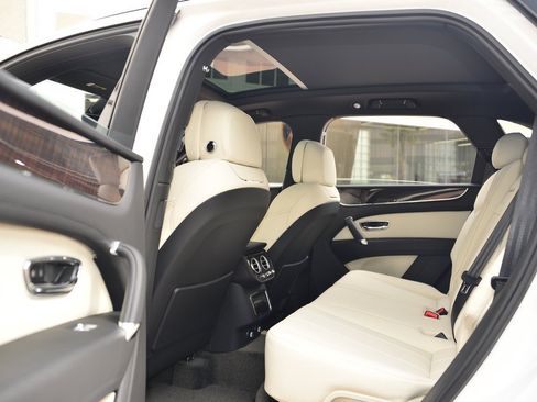 Used 2019 Bentley Bentayga image 14