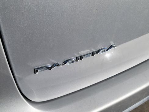 Used 2023 Chrysler Pacifica Touring-L image 6