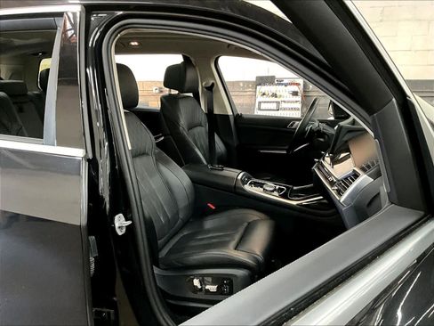 Used 2025 BMW X7 xDrive40i image 9