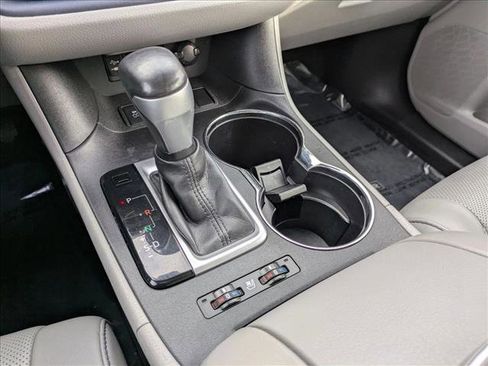 Used 2017 Toyota Highlander Limited image 12