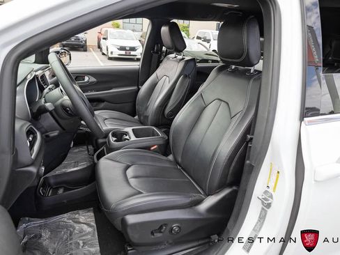 Used 2025 Chrysler Pacifica Select FWD image 21