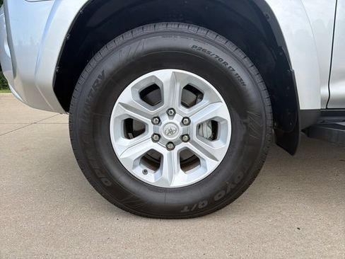 Used 2022 Toyota 4Runner SR5 AWD/4WD image 9