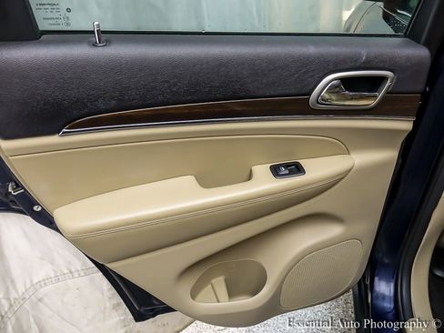 Used 2018 Jeep Grand Cherokee Limited image 24