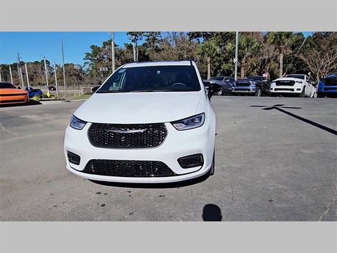 Used 2024 Chrysler Pacifica Limited w/ Uconnect Theater Family Group image 41