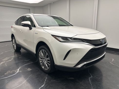 Used 2021 Toyota Venza XLE w/ Softex Package image 2