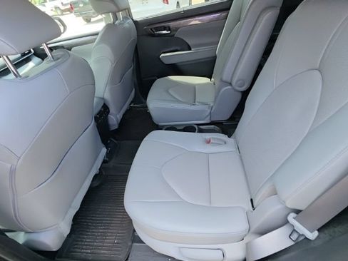 Used 2023 Toyota Highlander Limited AWD/4WD image 7
