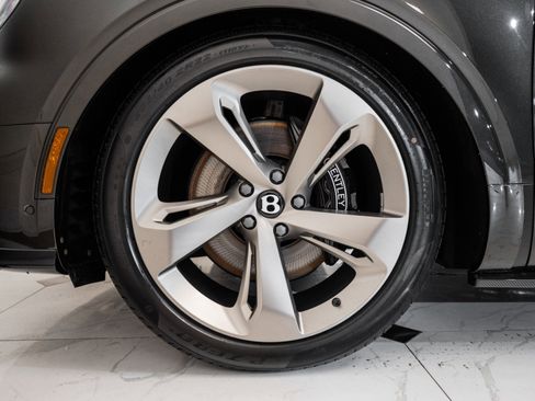 Used 2025 Bentley Bentayga image 6